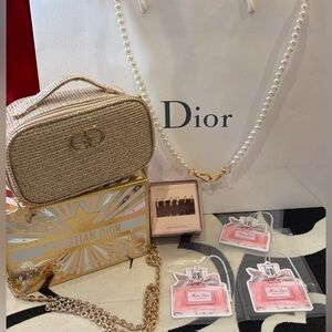 ⭐️NIB CHRISTIAN DIOR SPARKLING GOLD ACCENTS/BEAUTY BAG WITH EXTRAS⭐️